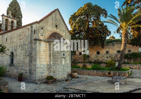 Le monastère d'Areti est l'un des magnifiques monastères crétois. Il est situé à côté du village de Karydi dans une région isolée de la province de Mirabello. Banque D'Images