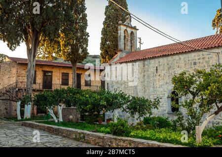 Le monastère d'Areti est l'un des magnifiques monastères crétois. Il est situé à côté du village de Karydi dans une région isolée de la province de Mirabello. Banque D'Images