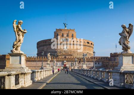 Rome, Italie. En face de Ponte Sant'Angelo à Castel Sant'Angelo. Rome est un site classé au patrimoine mondial de l'UNESCO. Banque D'Images