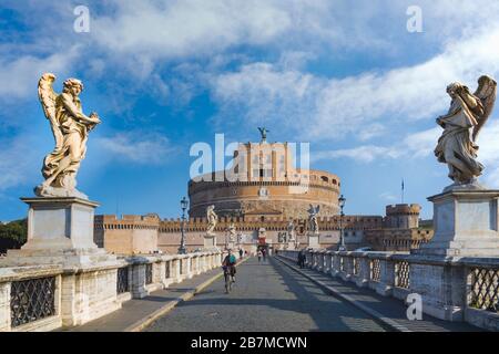 Rome, Italie. En face de Ponte Sant'Angelo à Castel Sant'Angelo. Rome est un site classé au patrimoine mondial de l'UNESCO. Banque D'Images