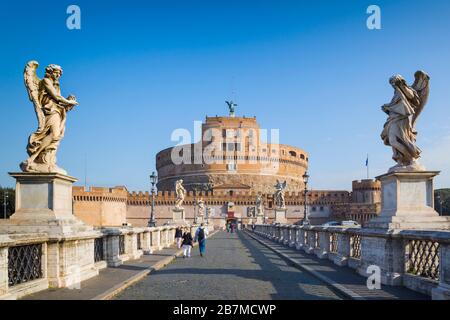 Rome, Italie. En face de Ponte Sant'Angelo à Castel Sant'Angelo. Rome est un site classé au patrimoine mondial de l'UNESCO. Banque D'Images