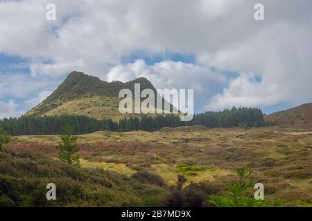 Double Hill sur les champs. L'île de Terceira aux Açores avec ciel bleu et nuages. Banque D'Images