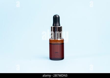 Pipette d'arôme de bouteille d'huile de plantes sur verre. Huile naturelle essentielle pour le visage et le corps. Disposition des minima organiques. Banque D'Images