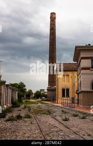 La ligne de chemin de fer abandonnée et la centrale d'alimentation en eau du XIXe siècle, récemment restaurée, dans le Vieux-Port de Trieste, Friuli-Venezia-Giulia, Italie Banque D'Images