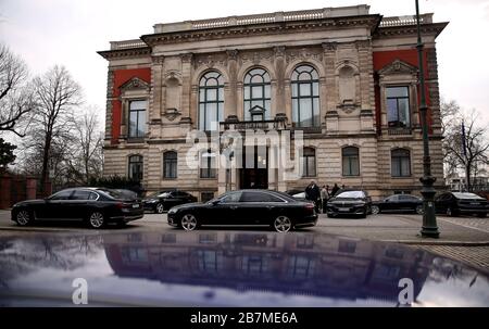 Magdeburg, Allemagne. 17 mars 2020. Les voitures d'entreprise sont stationnées devant la chancellerie d'État de Magdeburg lors d'une réunion des ministres de l'État. Les représentants du gouvernement de l'État de Saxe-Anhalt consultent d'autres mesures du coronavirus. Crédit: Ronny Hartmann/dpa-Zentralbild/dpa/Alay Live News Banque D'Images