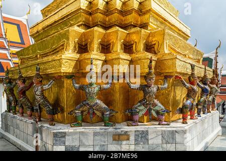 Sculptures d'or dans le grand palais de Bangkok, Thaïlande Banque D'Images