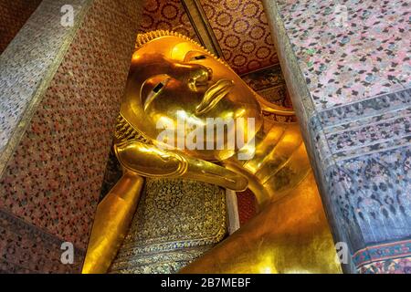 Bouddha couché du Wat Pho à Bangkok, Thaïlande Banque D'Images