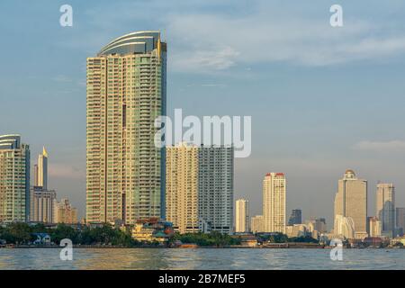 Vue sur la rivière Chao Phraya jusqu'à la ville de Bangkok en Thaïlande Banque D'Images