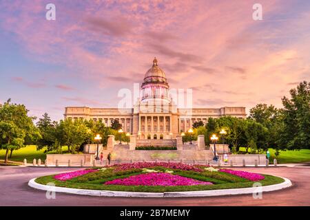 Frankfort, Kentucky, USA avec le Kentucky State Capitol au crépuscule. Banque D'Images