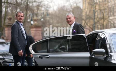 Magdeburg, Allemagne. 17 mars 2020. Le ministre de l'intérieur de Saxe-Anhalt Holger Stahlknecht (CDU, à droite) sort de sa voiture devant la Chancellerie d'État avant la réunion des ministres de l'État. Les représentants du gouvernement de l'État de Saxe-Anhalt consultent d'autres mesures de lutte contre le coronavirus. Crédit: Ronny Hartmann/dpa-Zentralbild/dpa/Alay Live News Banque D'Images