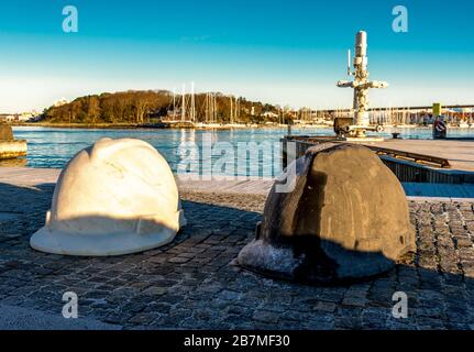 Les chapeaux de chantier offshore des champs pétrolifères sont exposés sur le terrain de jeu Georparken à côté du musée du pétrole dans le centre-ville de Stavanger, Norvège, décembre 2017 Banque D'Images