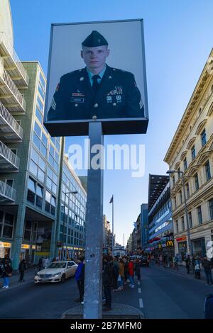 Berlin, Allemagne - 9 février 2020 : Checkpoint Charlie. Point de passage du mur de Berlin entre Berlin est et Berlin Ouest pendant la Guerre froide Banque D'Images