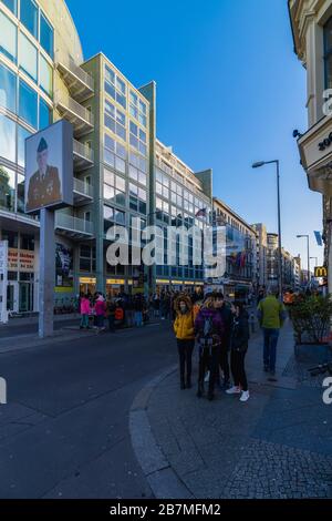 Berlin, Allemagne - 9 février 2020 : Checkpoint Charlie. Point de passage du mur de Berlin entre Berlin est et Berlin Ouest pendant la Guerre froide Banque D'Images