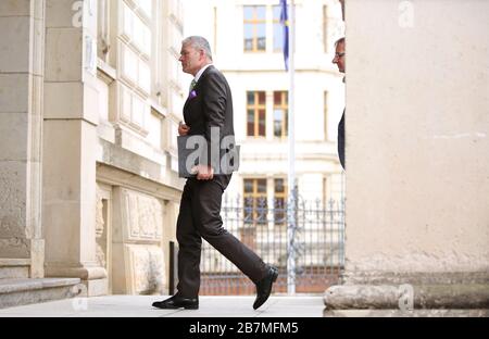 Magdeburg, Allemagne. 17 mars 2020. Le ministre de l'intérieur de Saxe-Anhalt Holger Stahlknecht (CDU), à son arrivée à la réunion des ministres de l'État à la chancellerie d'État de Magdeburg pour discuter de nouvelles mesures du coronavirus. Crédit: Ronny Hartmann/dpa/Alay Live News Banque D'Images