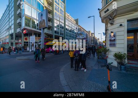 Berlin, Allemagne - 9 février 2020 : Checkpoint Charlie. Point de passage du mur de Berlin entre Berlin est et Berlin Ouest pendant la Guerre froide Banque D'Images