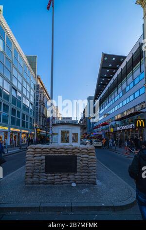 Berlin, Allemagne - 9 février 2020 : Checkpoint Charlie. Point de passage du mur de Berlin entre Berlin est et Berlin Ouest pendant la Guerre froide Banque D'Images