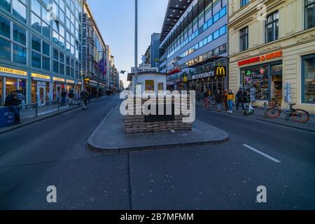 Berlin, Allemagne - 9 février 2020 : Checkpoint Charlie. Point de passage du mur de Berlin entre Berlin est et Berlin Ouest pendant la Guerre froide Banque D'Images