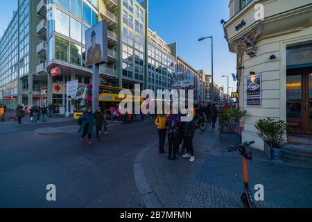 Berlin, Allemagne - 9 février 2020 : Checkpoint Charlie. Point de passage du mur de Berlin entre Berlin est et Berlin Ouest pendant la Guerre froide Banque D'Images