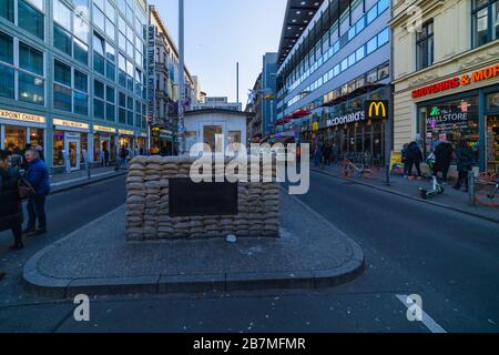 Berlin, Allemagne - 9 février 2020 : Checkpoint Charlie. Point de passage du mur de Berlin entre Berlin est et Berlin Ouest pendant la Guerre froide Banque D'Images