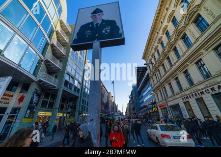 Berlin, Allemagne - 9 février 2020 : Checkpoint Charlie. Point de passage du mur de Berlin entre Berlin est et Berlin Ouest pendant la Guerre froide Banque D'Images