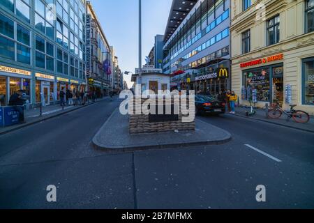 Berlin, Allemagne - 9 février 2020 : Checkpoint Charlie. Point de passage du mur de Berlin entre Berlin est et Berlin Ouest pendant la Guerre froide Banque D'Images