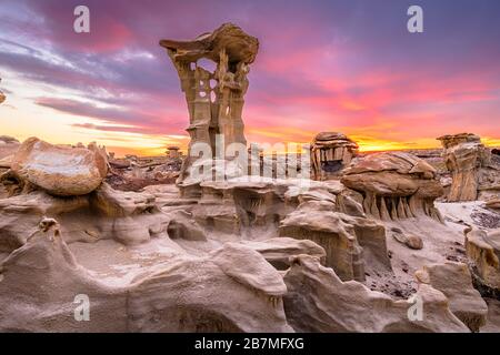 Bisti/de-Na-Zin Wilderness, Nouveau-Mexique, États-Unis à Alien Throne après le coucher du soleil. Banque D'Images