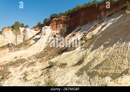 Carrières ocre de couleur terre près de Roussillon en France pendant une journée ensoleillée Banque D'Images