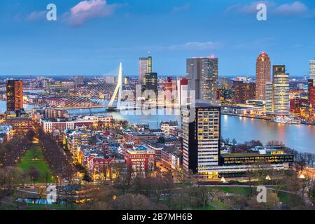 Rotterdam, Pays-Bas, ville au crépuscule. Banque D'Images