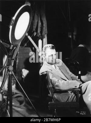 Directeur W. S. VAN DIKE on set candid pendant le tournage de TARZAN L'homme APE 1932 directeur W. S. VAN DIKE roman EDGAR RICE BURROUGHS adaptation CYRIL HUME dialogue IVOR NOVELLO Metro Goldwyn Mayer Banque D'Images