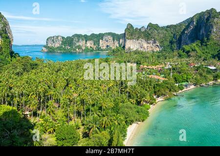 Vue sur la péninsule de Railay, au paradis de la Thaïlande Banque D'Images
