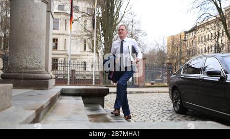 Magdeburg, Allemagne. 17 mars 2020. Marco Tullner (CDU), Ministre de l'éducation de Saxe-Anhalt, vient à la réunion des ministres de l'État à la chancellerie d'État de Magdeburg, qui discute de nouvelles mesures de l'État concernant le coronavirus. Crédit: Ronny Hartmann/dpa-Zentralbild/dpa/Alay Live News Banque D'Images