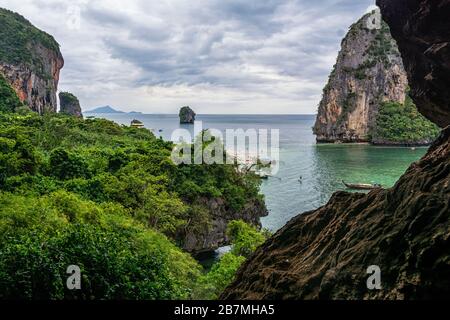 Vue depuis une grotte sur la péninsule de Railay en Thaïlande Banque D'Images