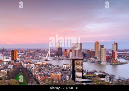 Rotterdam, Pays-Bas, ville au crépuscule. Banque D'Images