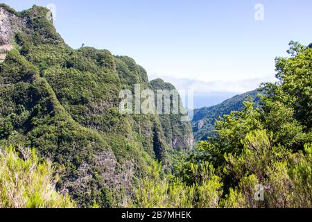 Madeira montagne paysage spectaculaire vue horizon ciel bleu extérieur voyage concept Banque D'Images