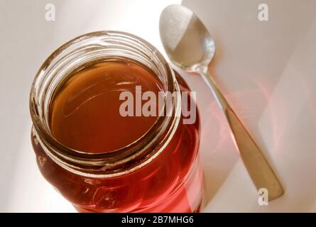 Le miel est une nourriture douce et visqueuse faite par les abeilles. C'est à la fois sain et délicieux. Banque D'Images