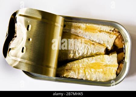 Les sardines sont un petit poisson riche en nutriments et une source d'acides gras oméga-3. Ils sont généralement servis en boîtes. Banque D'Images