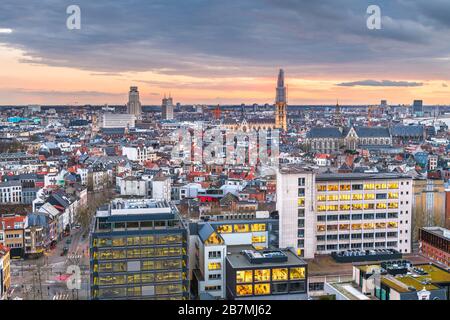 Anvers, Belgique paysage urbain d'en haut au crépuscule. Banque D'Images