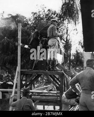 Directeur W. S. VAN DIKE et équipe de tournage TARZAN L'homme APE 1932 réalisateur W. S. VAN DIKE roman EDGAR RICE BURROUGHS adaptation CYRIL HUME dialogue IVOR NOVELLO Metro Goldwyn Mayer Banque D'Images