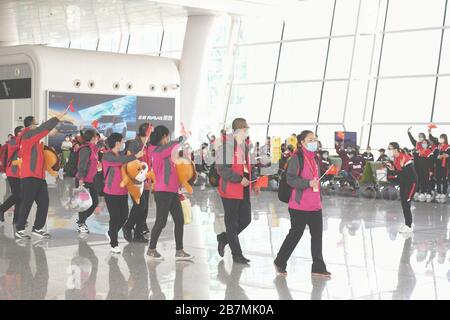 (200317) -- WUHAN, le 17 mars 2020 (Xinhua) -- des Medics de la province de Hainan en Chine méridionale et de la province de Gansu en Chine du nord-ouest se saluent à l'aéroport international de Wuhan Tianhe à Wuhan, dans la province de Hubei en Chine centrale, le 17 mars 2020. Le premier lot d'équipes d'assistance médicale a commencé à quitter la province de Hubei au début de mardi, alors que l'épidémie dans la province durement touchée a été subduite. Les 3 675 agents médicaux appartenant à 41 équipes médicales de toute la Chine ont aidé 14 hôpitaux temporaires et sept hôpitaux désignés à Wuhan, la capitale provinciale et l'épicentre Banque D'Images