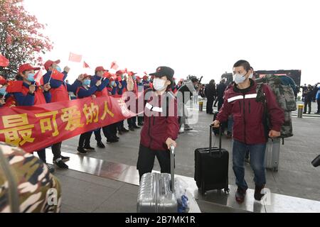 (200317) -- WUHAN, le 17 mars 2020 (Xinhua) -- des Medics de la province de Hainan en Chine méridionale arrivent à l'aéroport international de Wuhan Tianhe à Wuhan, dans la province de Hubei en Chine centrale, le 17 mars 2020. Le premier lot d'équipes d'assistance médicale a commencé à quitter la province de Hubei au début de mardi, alors que l'épidémie dans la province durement touchée a été subduite. Les 3 675 agents médicaux appartenant à 41 équipes médicales de toute la Chine ont aidé 14 hôpitaux temporaires et sept hôpitaux désignés à Wuhan, la capitale provinciale et l'épicentre de l'épidémie. (Xinhua/Chen Yehua) Banque D'Images