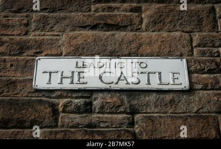 Signez sur un mur près du Grassmarket à Édimbourg, en Écosse, indiquant le chemin vers le château d'Édimbourg. Banque D'Images