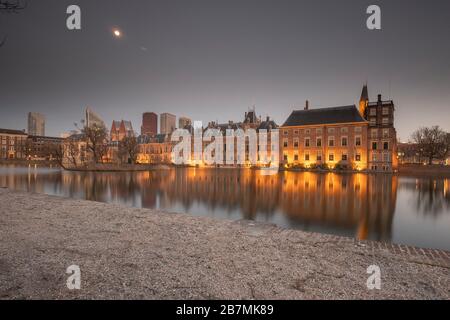 La Haye - 17 février 2019 : la Haye, les Neherlands. Vue sur le Binnenhof historique avec le lac Hofvijver en soirée à la Haye, le Banque D'Images