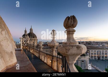 Meravigliosa immagine di piazza duomo A catania swattata dalla cupola della Badia di Sant'Agata durante il tramonto Banque D'Images