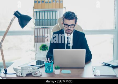 Jeune entrepreneur réussi avec TIE travailler avec un ordinateur portable au bureau et taper une lettre à ses partenaires commerciaux Banque D'Images