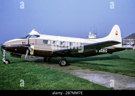 A DE HAVILLAND DH.104 DOVE 6 à l'aérodrome de Sywell en 1969 Banque D'Images