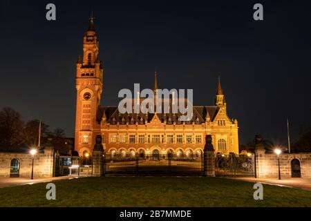 La Haye, Pays-Bas - 18 février 2019 : la Haye, Pays-Bas. Palais de la paix Néerlandais: vredespaleis au crépuscule. La Haye aux Pays-Bas Banque D'Images