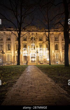 La Haye, Pays-Bas - 18 février 2019 : la Haye, une grande maison au centre de la Haye la nuit Banque D'Images