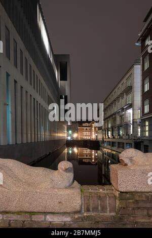 La Haye, Pays-Bas - 18 février 2019: Appartements avec eau entre et deux statues d'un animal au premier plan, la Haye, le Banque D'Images