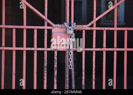 Porte en fer rouge fixée par chaîne et cadenas Narrogin, Australie occidentale Banque D'Images