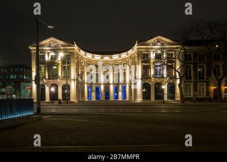 La Haye, Pays-Bas - 18 février 2019 : la Haye, Pays-Bas. Théâtre royal de la Haye au crépuscule, exposition longue, drapeaux flous devant Banque D'Images